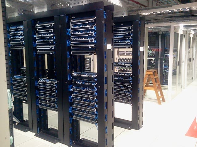 Server room data center - Server Room Monitoring: a vital need for every business - Ecl-ips